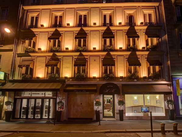 Façana frontal de l'allotjament (vespre/nit)