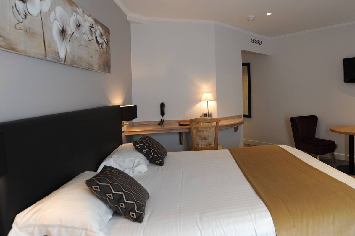 Premium bedding, in-room safe, desk, blackout curtains