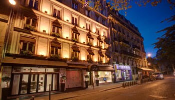 Fachada de la propiedad por la tarde o noche