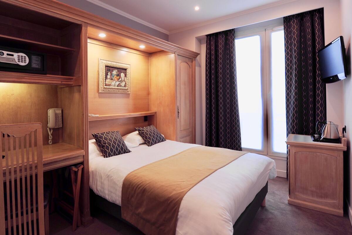 Premium bedding, in-room safe, desk, blackout curtains