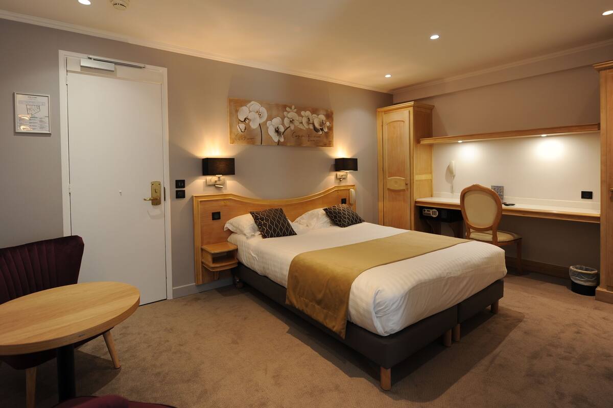 Premium bedding, in-room safe, desk, blackout curtains