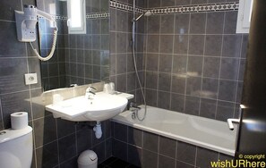 Tina, amenidades de baño gratuitas, secadora de cabello, toallas 