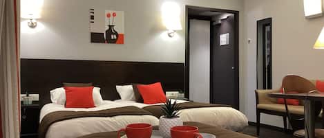 Ropa de cama de alta calidad, escritorio y sistema de insonorización