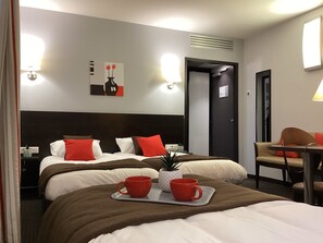 Family Triple Room (3 pax) | Premium bedding, desk, soundproofing, free cribs/infant beds - Hôtel Alliance Lourdes (Lourdes)