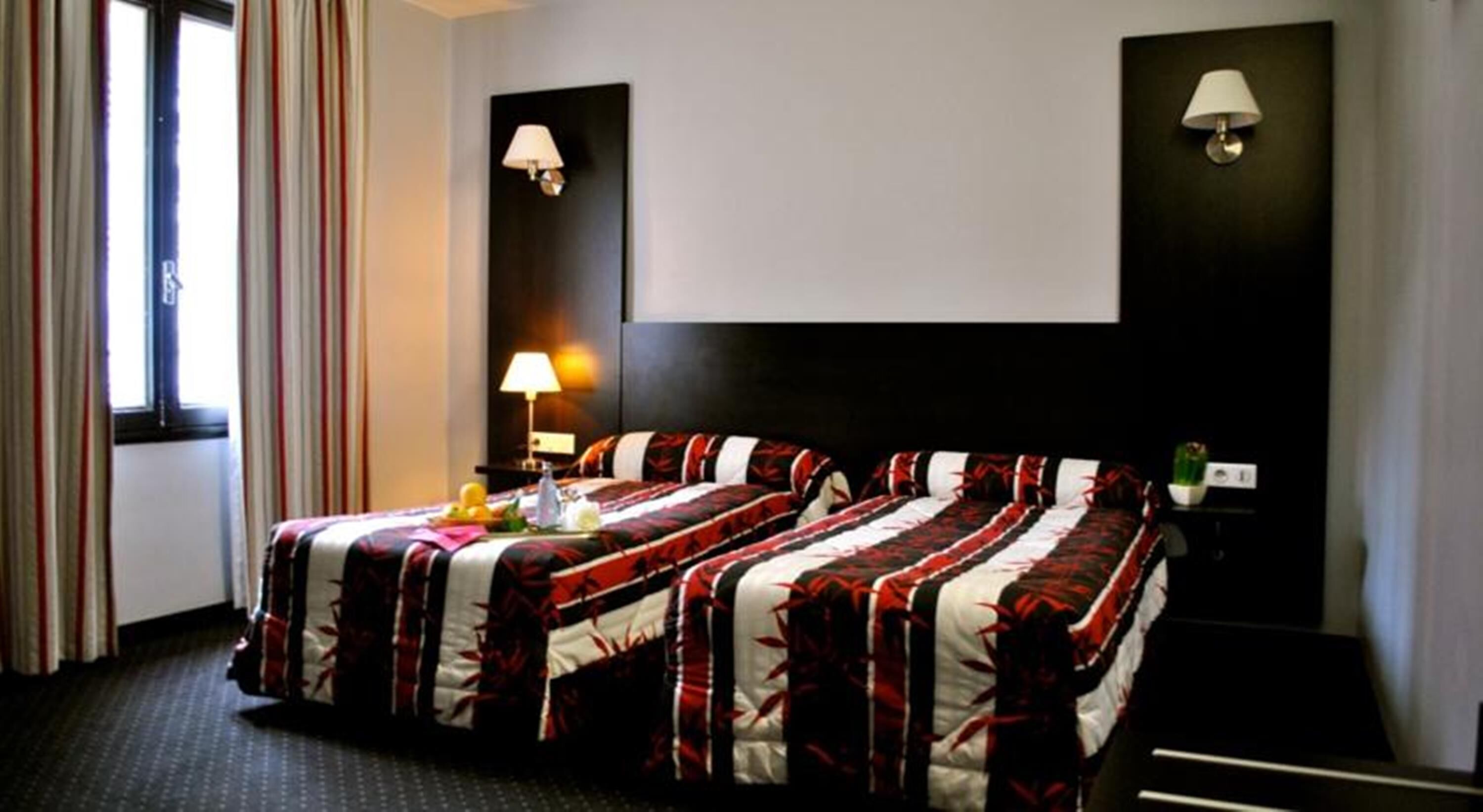 Premium bedding, desk, soundproofing, cribs (free)