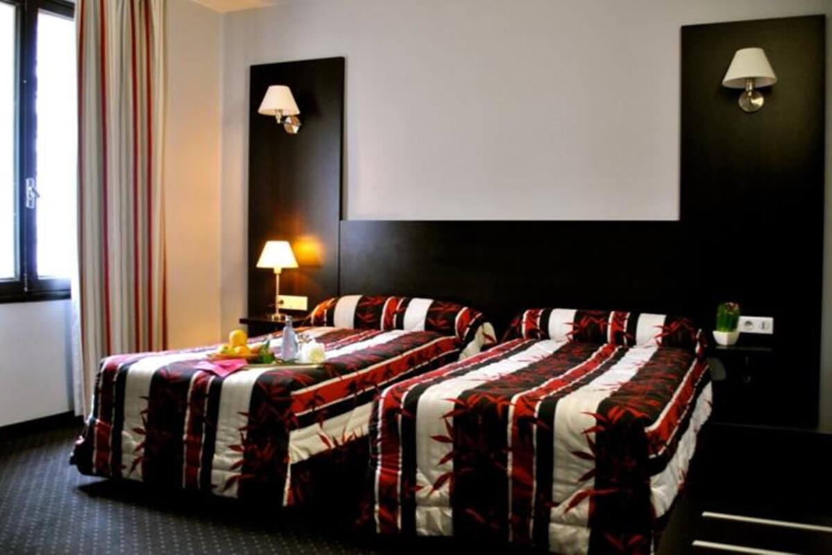 Premium bedding, desk, soundproofing, cribs (free)