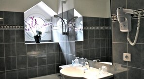 Tina, amenidades de baño gratuitas, secadora de cabello, toallas 