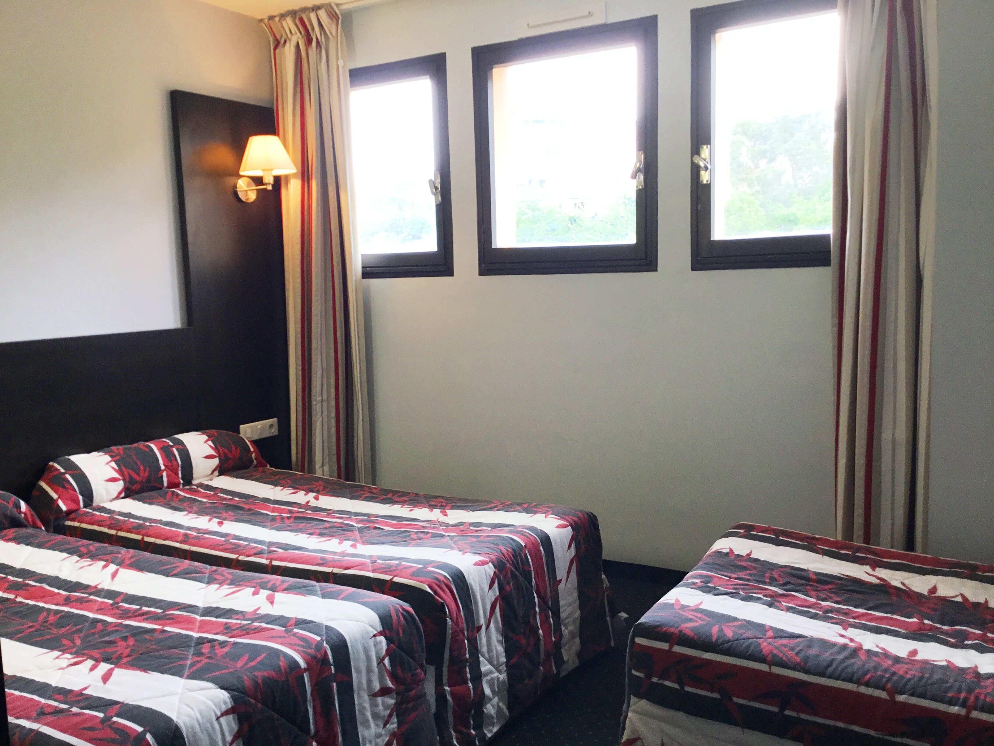 Premium bedding, desk, soundproofing, cribs (free)