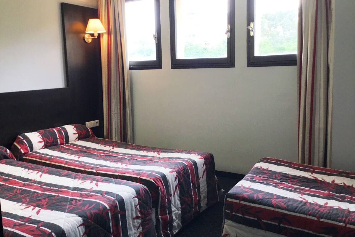 Premium bedding, desk, soundproofing, cribs (free)
