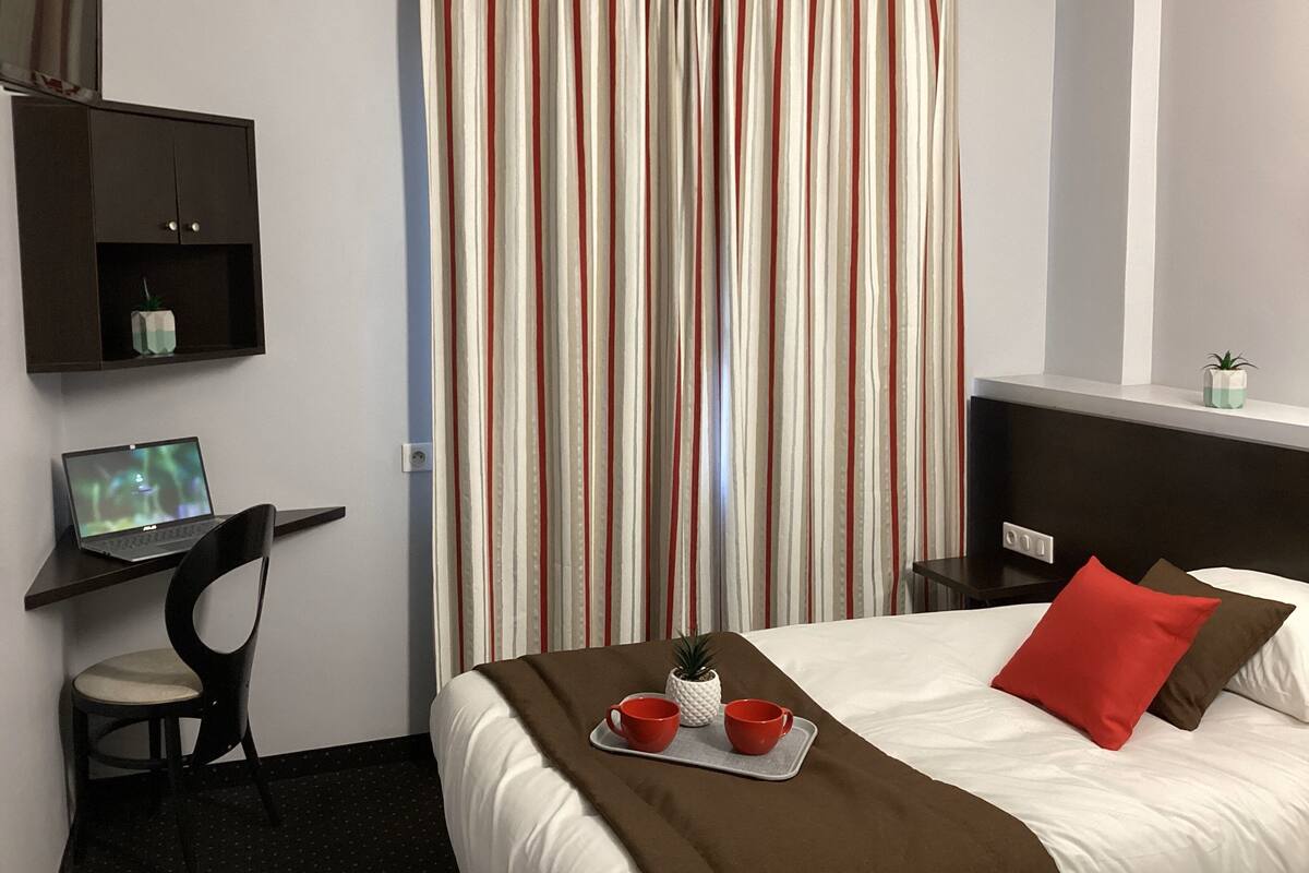 Single Room | Premium bedding, desk, soundproofing, cribs (free)