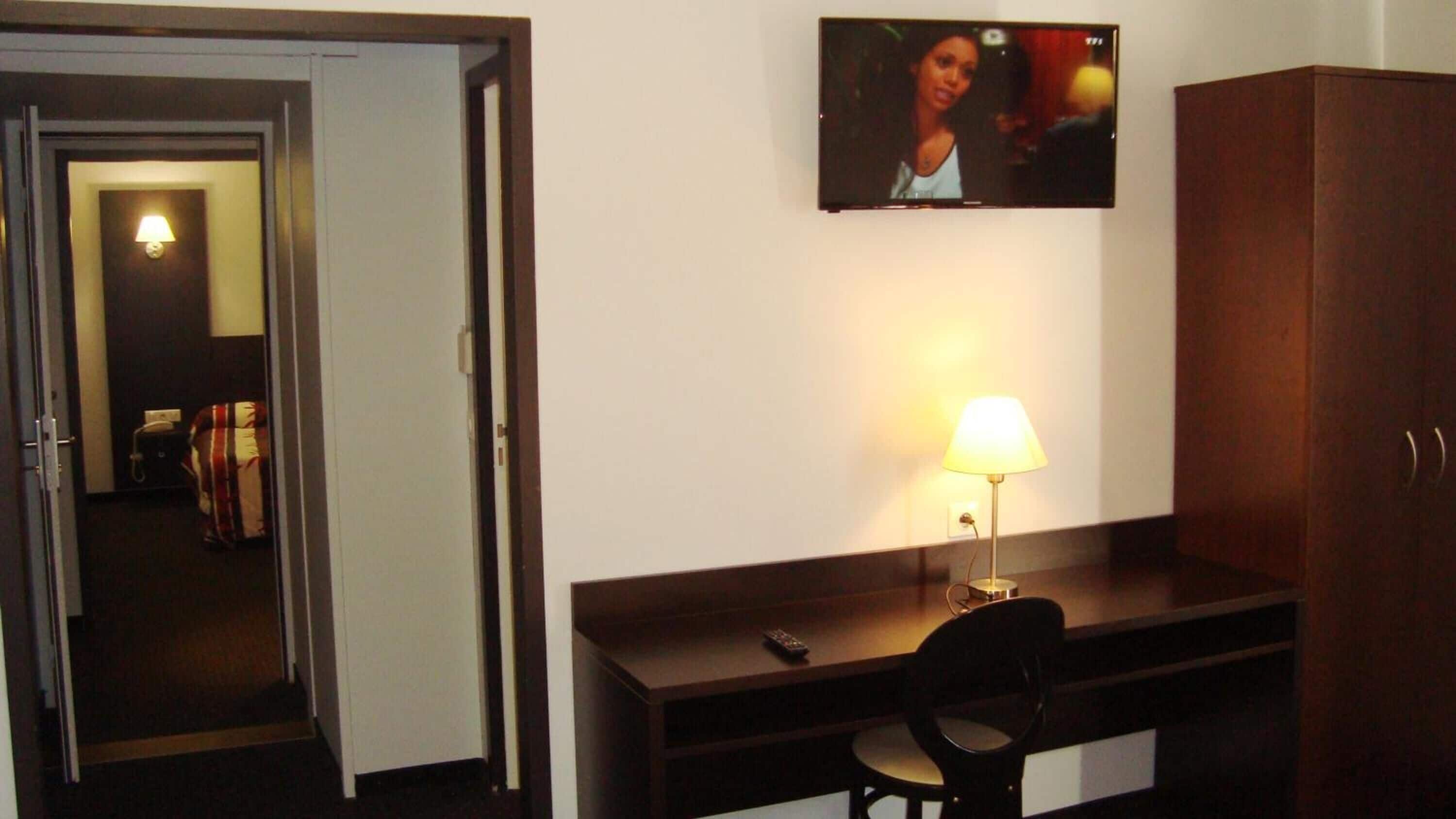 2 bedrooms, premium bedding, desk, soundproofing