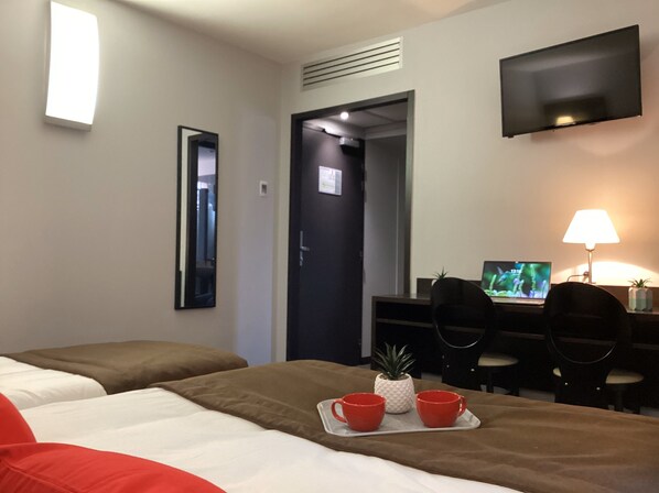 Family Suite, 2 Bedrooms (4 pax) | Bathroom | Bathtub, free toiletries, hair dryer, towels - Hôtel Alliance Lourdes (Lourdes)