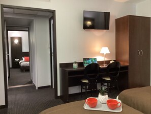 Suite familiar, 2 habitaciones (4 pax) | Ropa de cama de alta calidad, escritorio y insonorización 