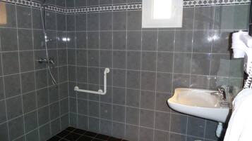 Bathtub, free toiletries, hair dryer, towels