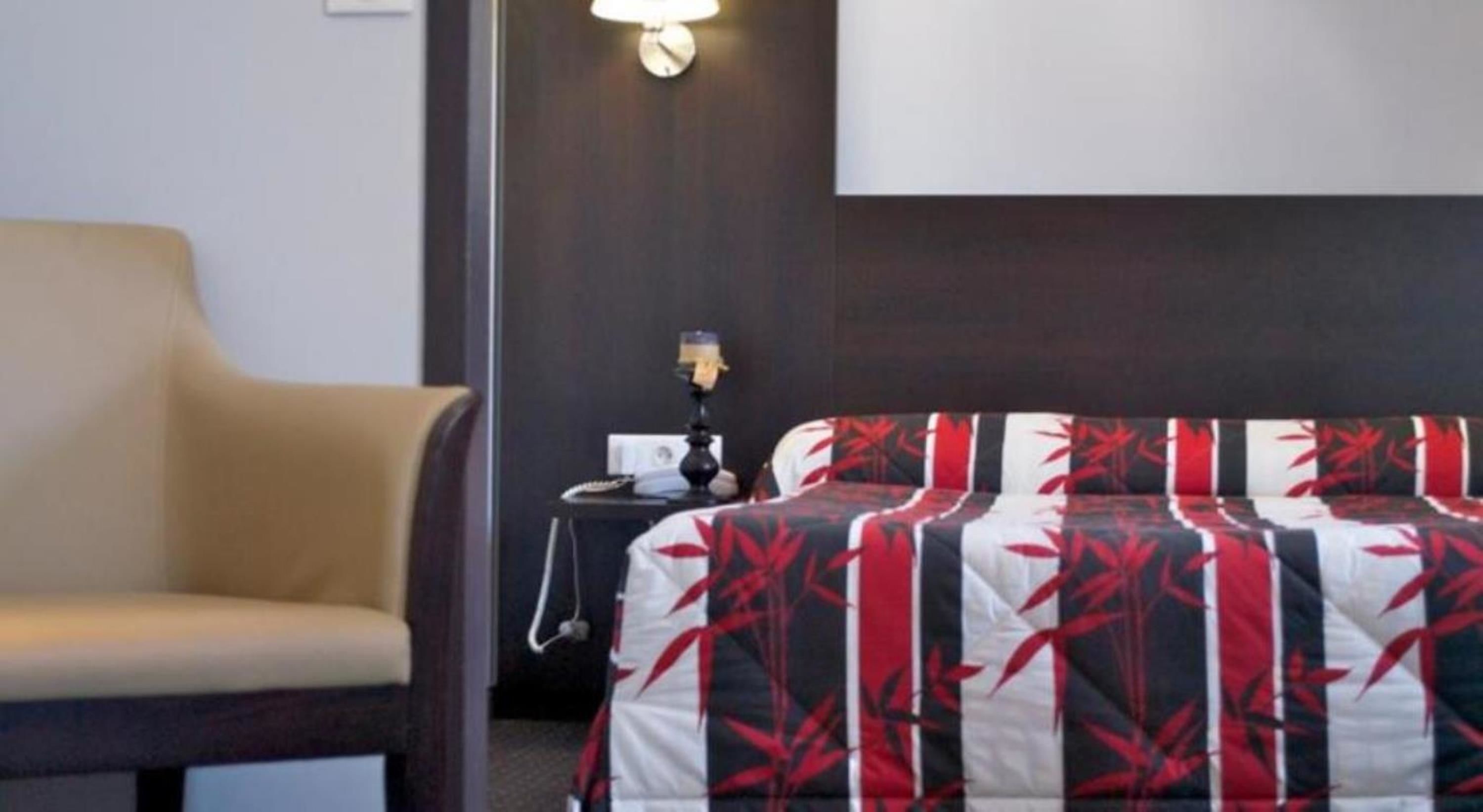 single room | 2 bedrooms, premium bedding, desk, soundproofing