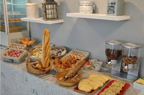 Desayuno buffet diario (EUR 8 por persona)