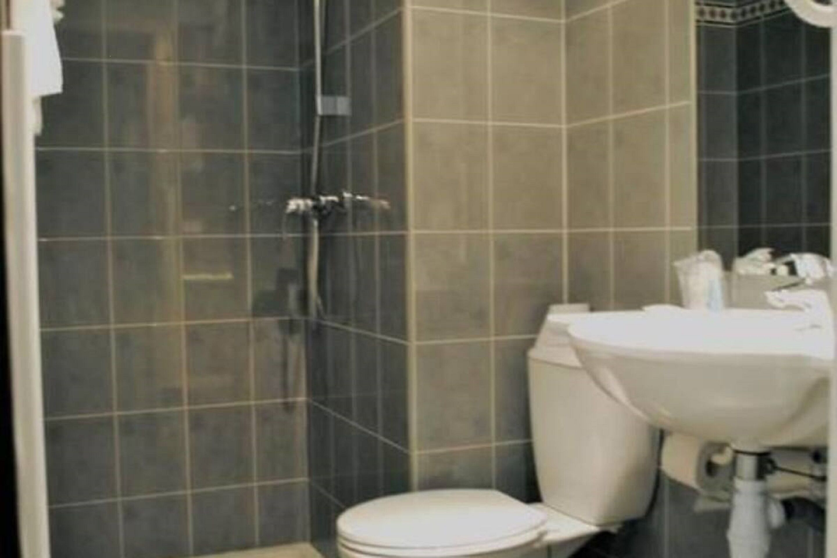 single room | bathroom | bathtub, free toiletries, hair dryer, towels