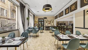 Petit déjeuner buffet (14 EUR par personne)