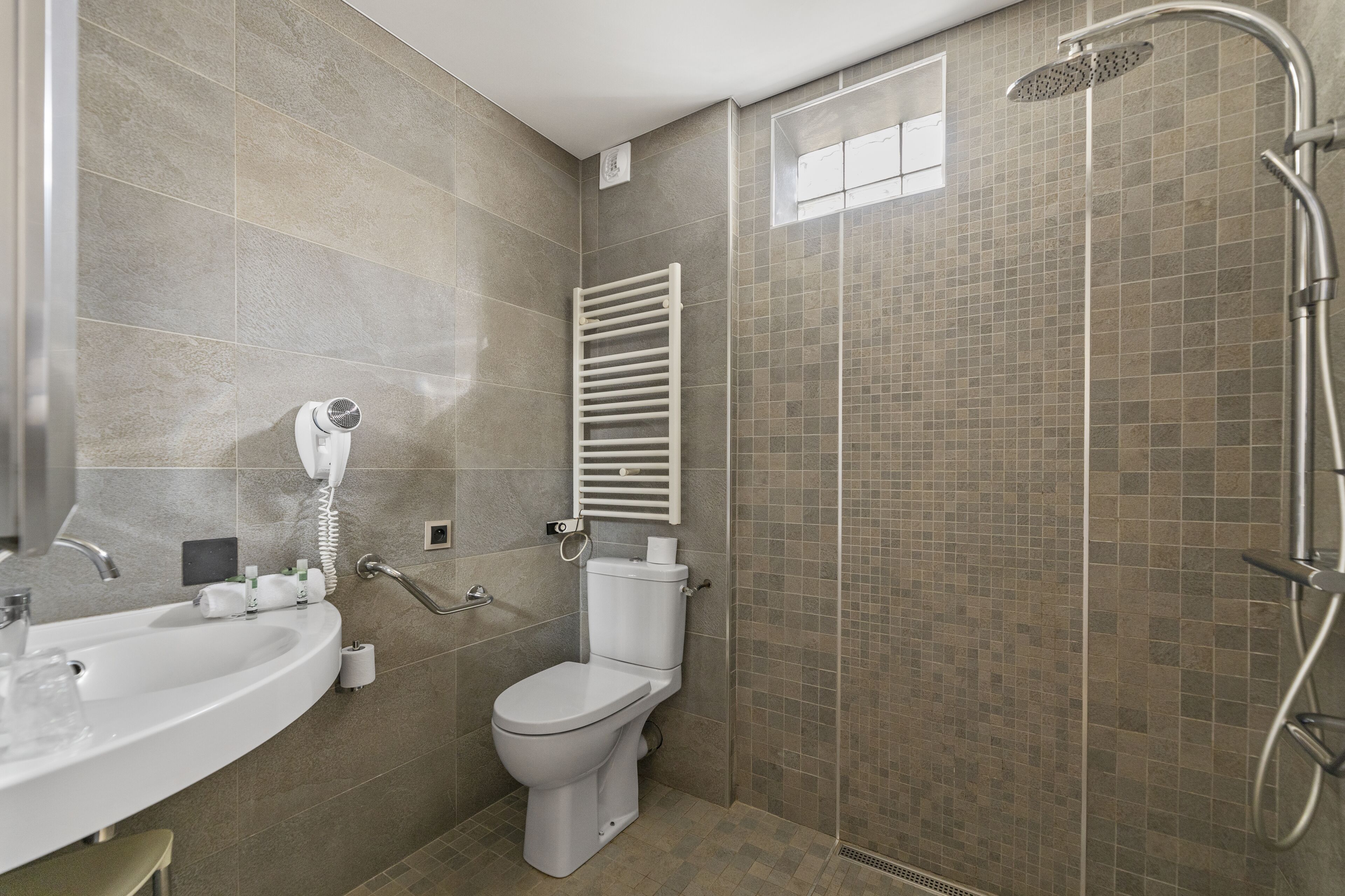 economy room | bathroom | free toiletries, hair dryer, towels