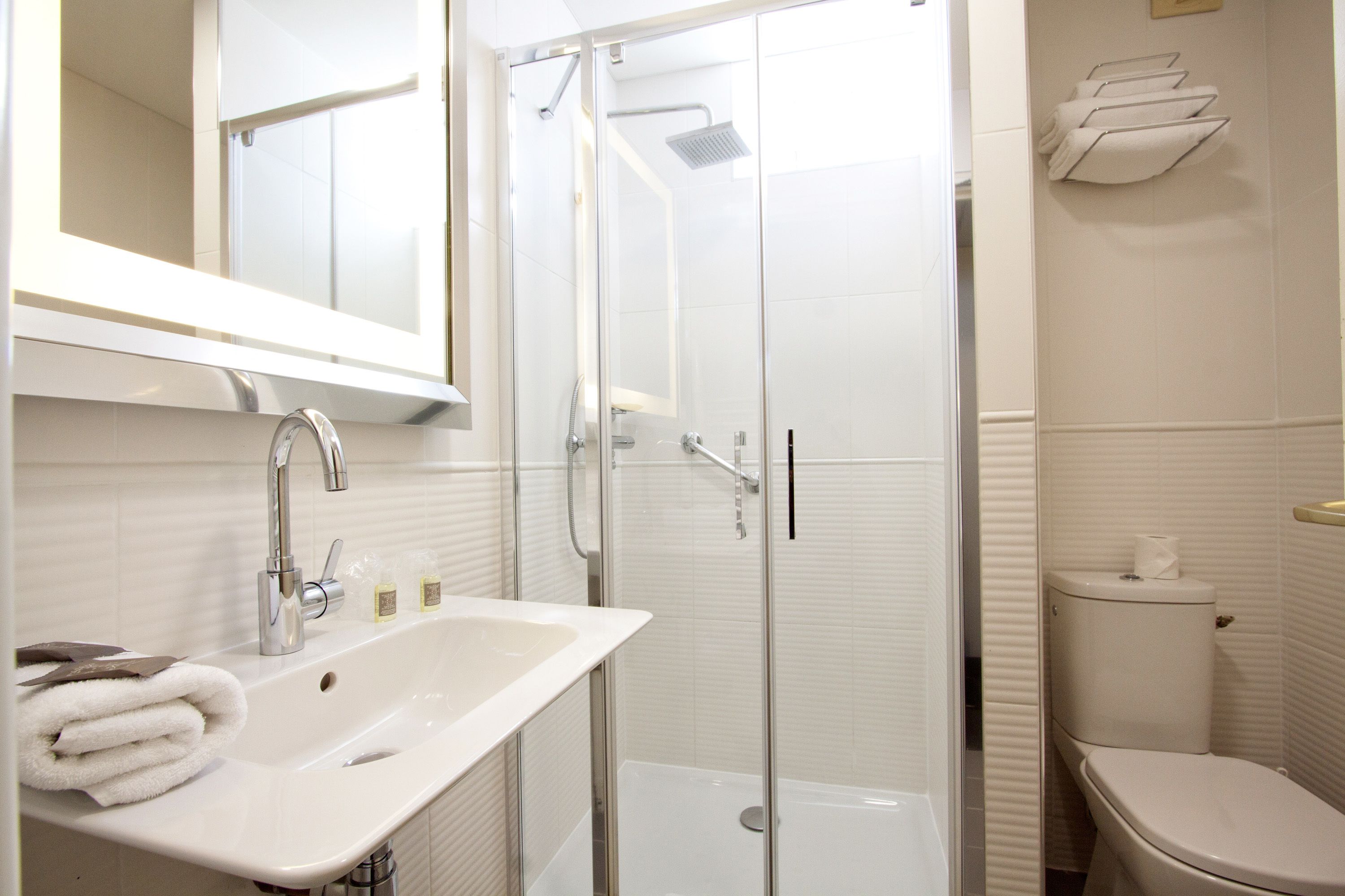single room | bathroom | free toiletries, hair dryer, towels