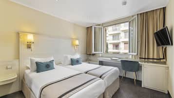 Habitación con 2 camas individuales | Ropa de cama de alta calidad y caja de seguridad en la habitación