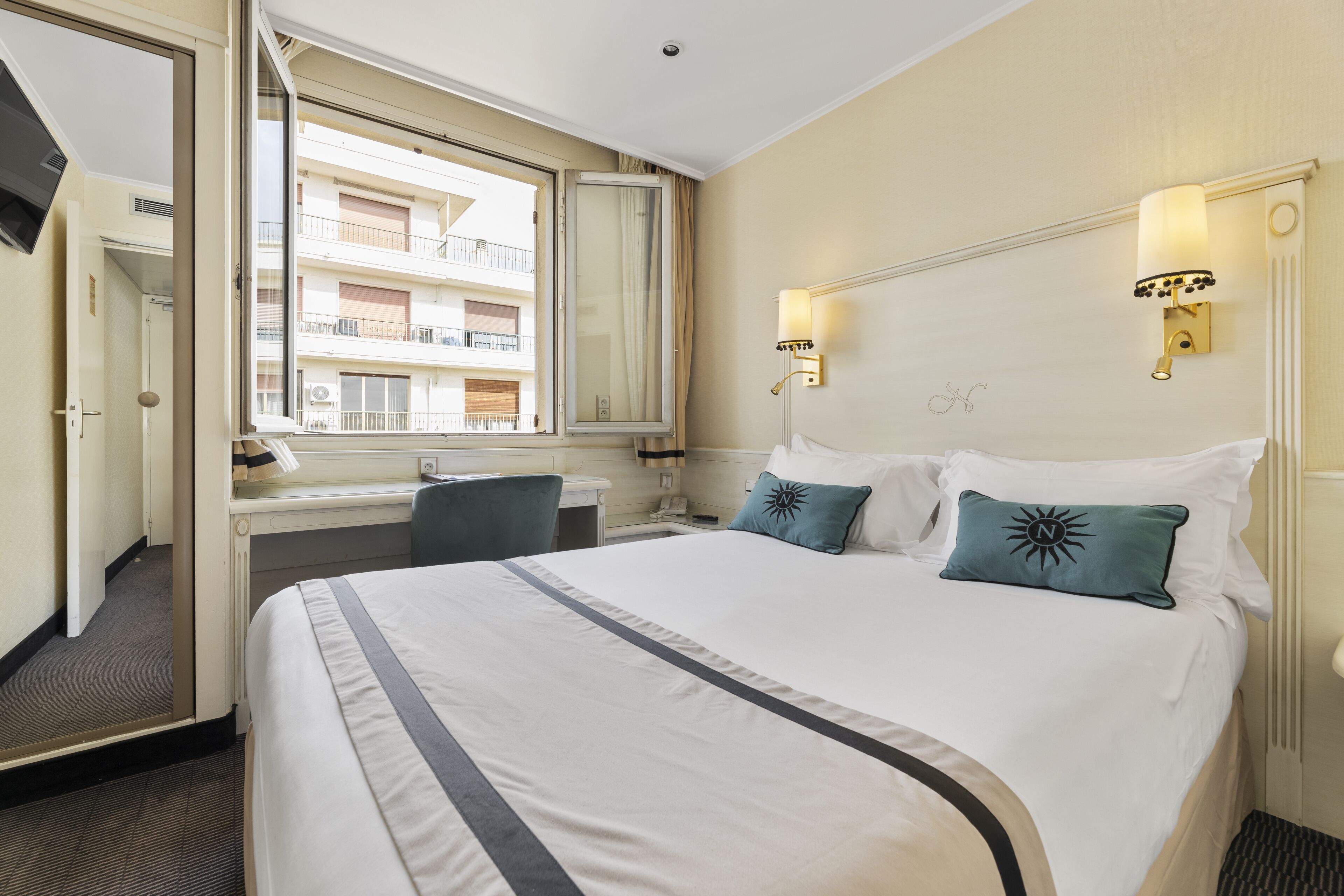 single room | premium bedding, in-room safe, desk, laptop workspace