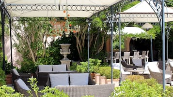 Poolside bar