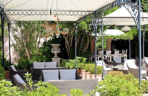 Poolside bar