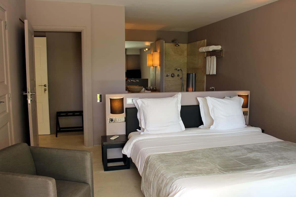 Room (Chambre Comtemporaine) | Premium bedding, minibar, in-room safe, individually decorated