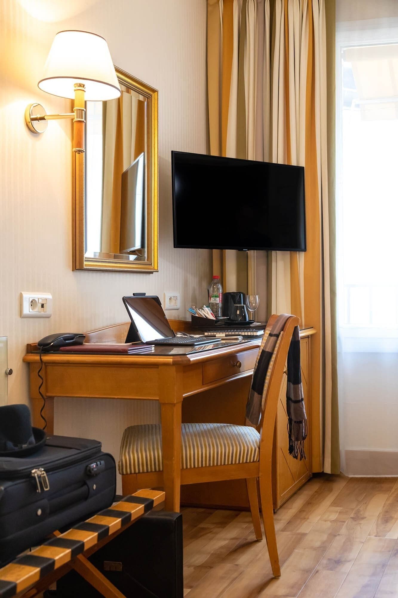 economy single room | premium bedding, minibar, in-room safe, desk