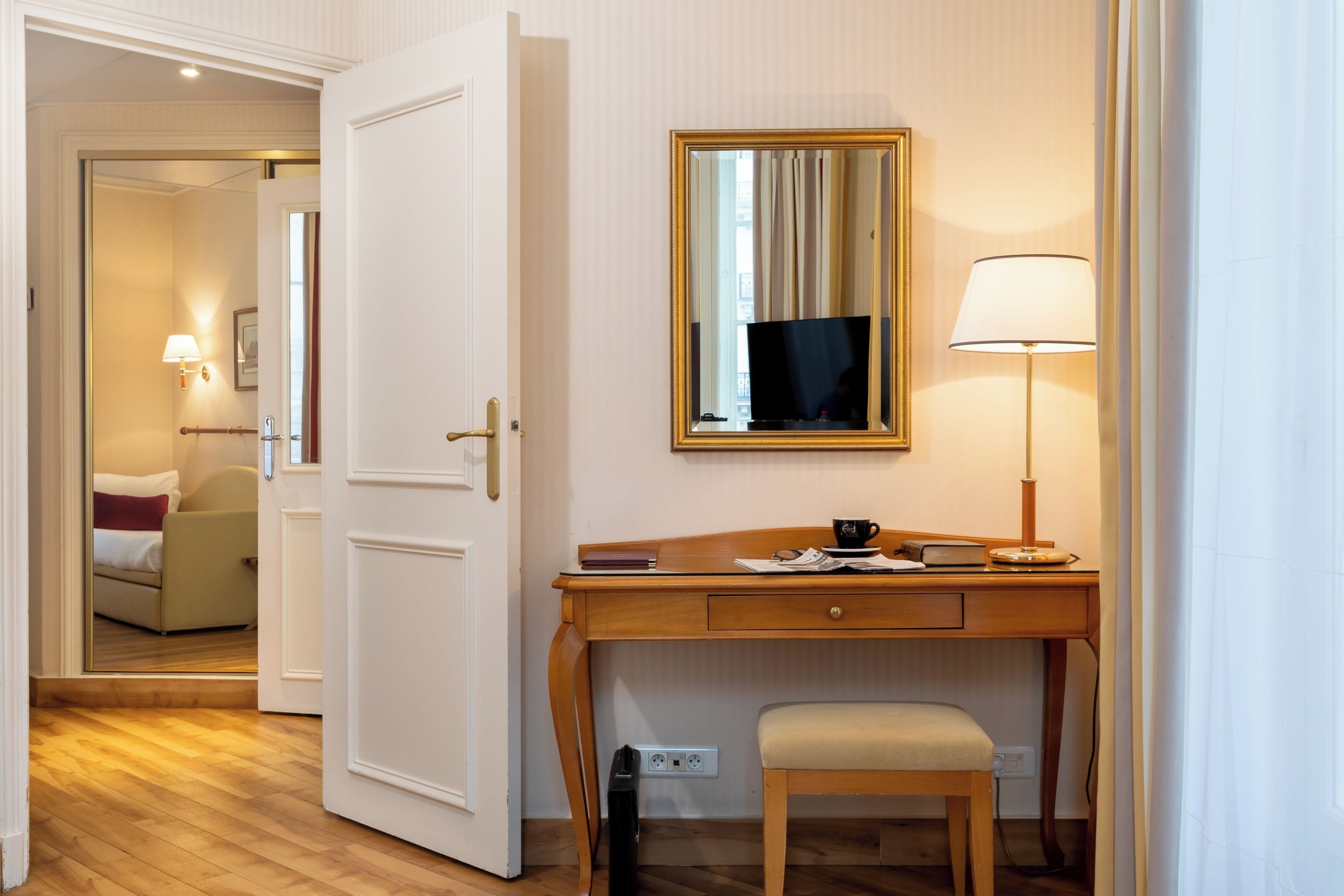 suite | premium bedding, minibar, in-room safe, desk