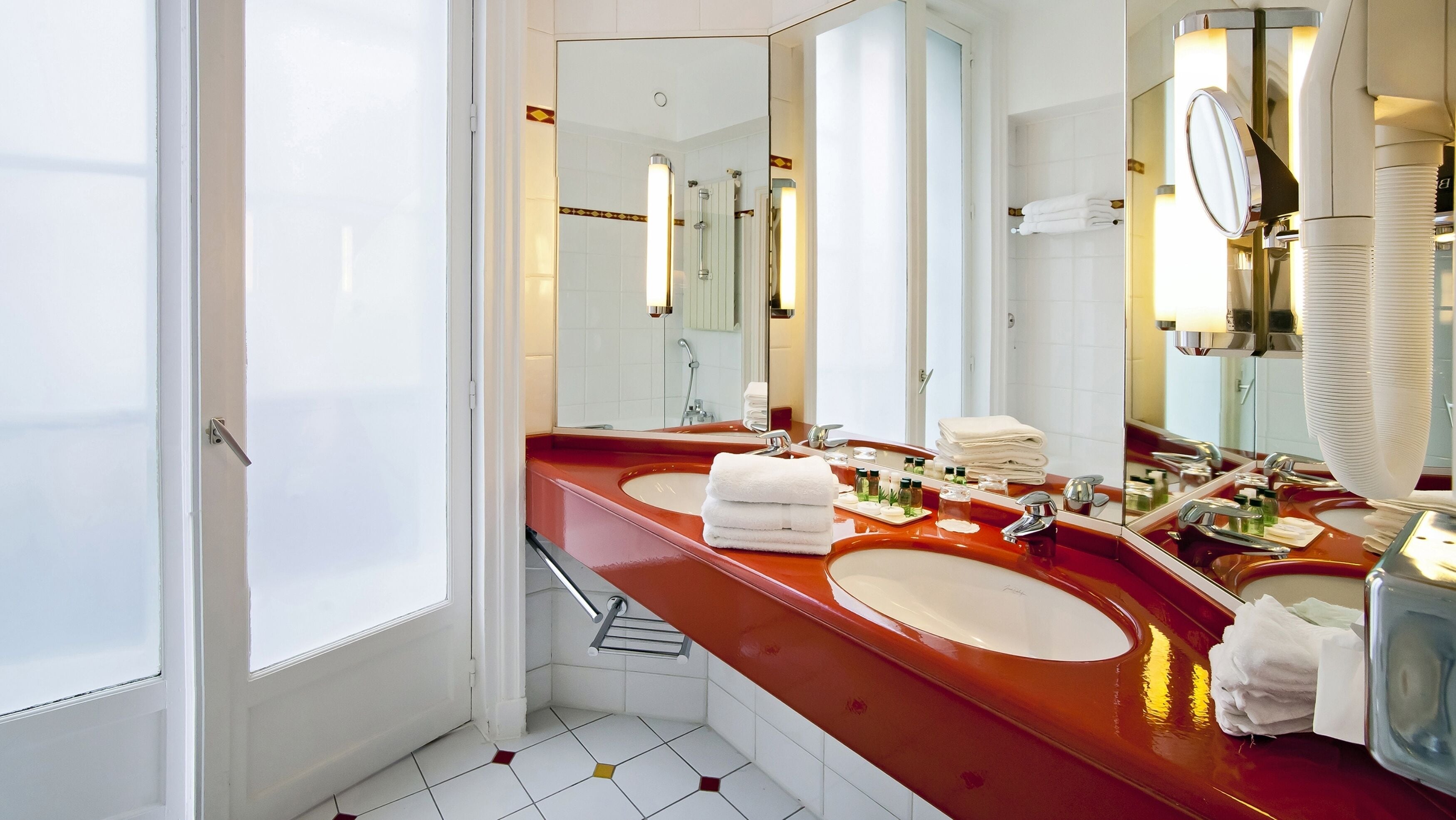 suite | bathroom | combined shower/bathtub, free toiletries, hair dryer, slippers