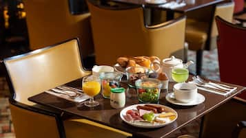 Tägliches Frühstücksbuffet (22 EUR pro Person)