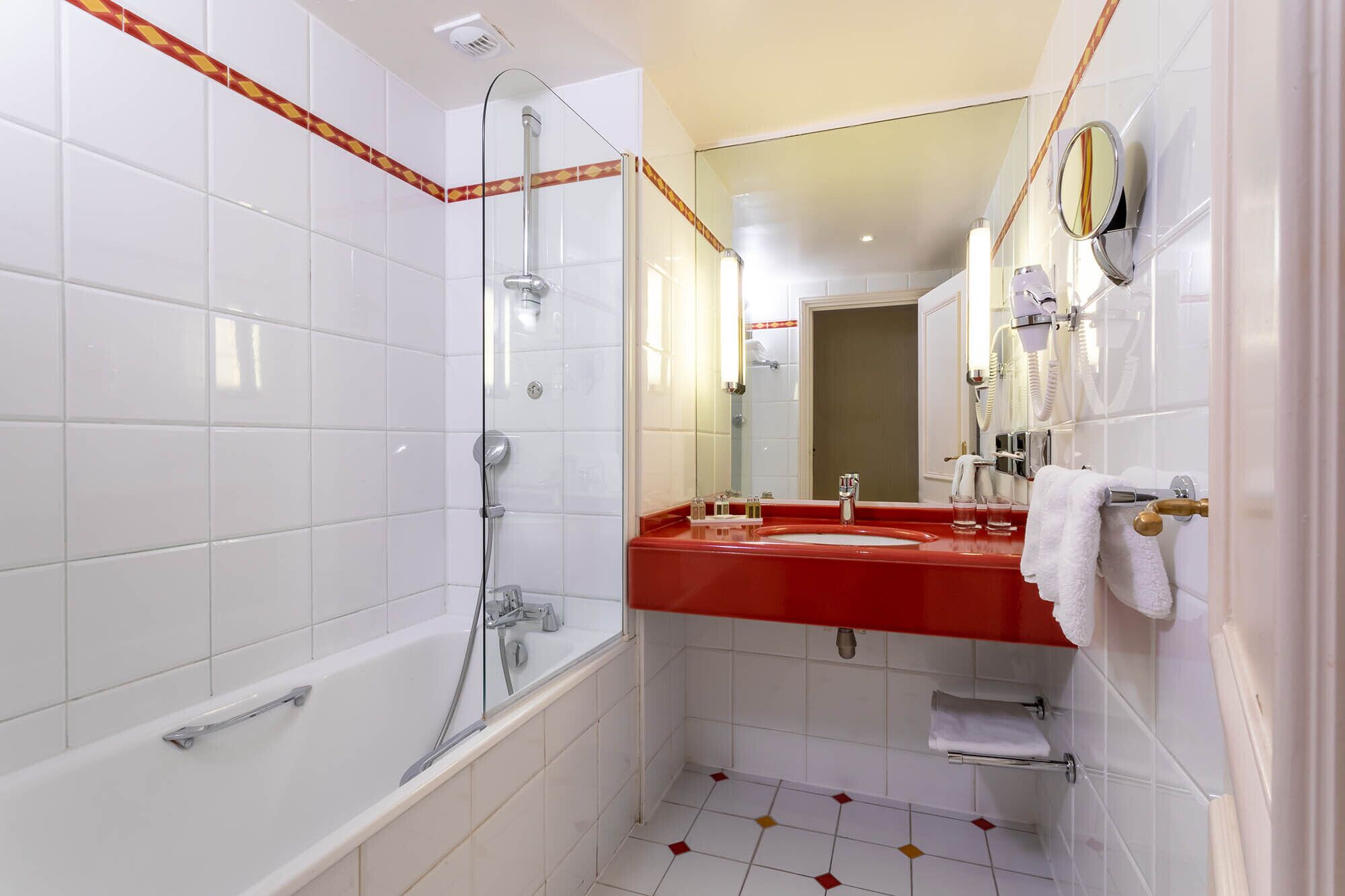 deluxe double room | bathroom | combined shower/bathtub, free toiletries, hair dryer, slippers