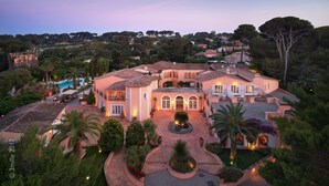 A large, multi-story house with a swimming pool, surrounded by lush greenery and a well-maintained garden. - Villa Miraé by Inwood Hotels - Cap d'Antibes (Antibes)