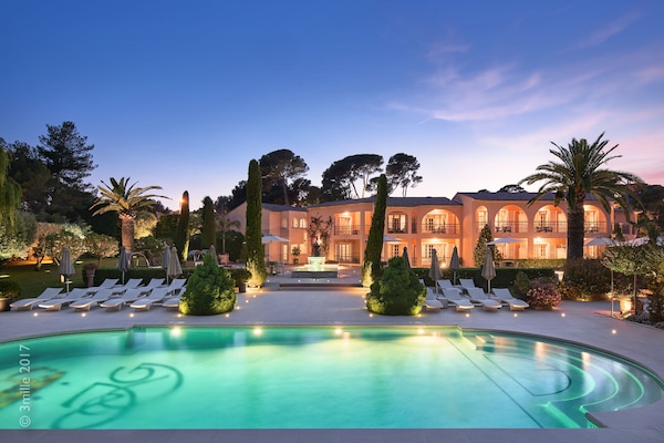 Outdoor pool, pool umbrellas, sun loungers