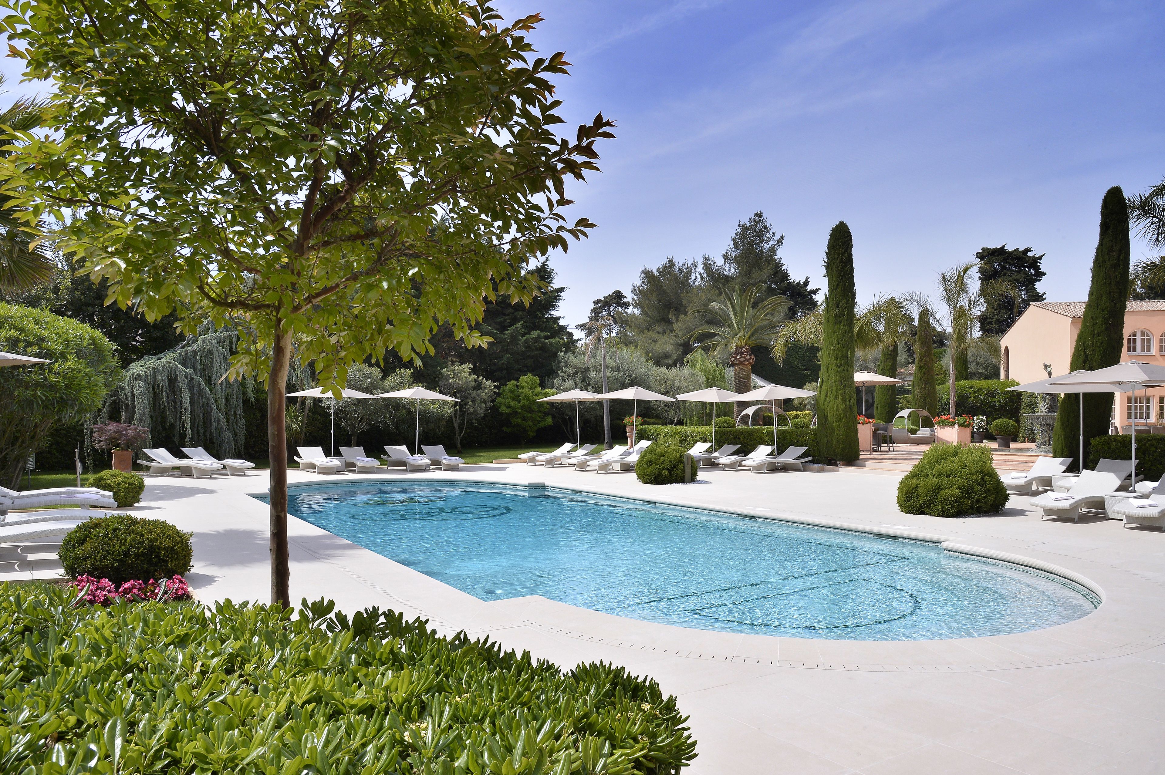 outdoor pool, pool loungers