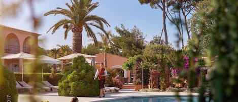 Piscine extérieure, chaises longues