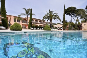 Piscina externa, espreguiçadeiras