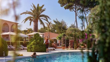 Outdoor pool, sun loungers