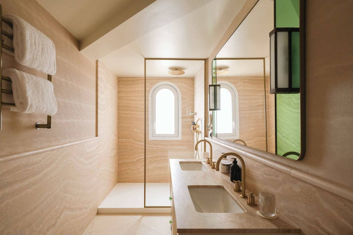 deluxe room | bathroom | free toiletries, hair dryer, bathrobes, slippers
