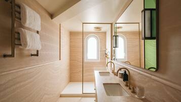 Deluxe kamer | Badkamer | Gratis toiletartikelen, een haardroger, badjassen, pantoffels