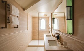 Habitación Deluxe | Baño | Artículos de higiene personal gratuitos, secador de pelo y albornoces