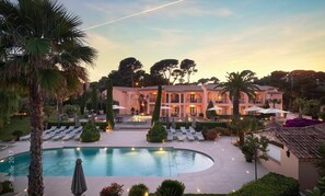Outdoor pool, sun loungers