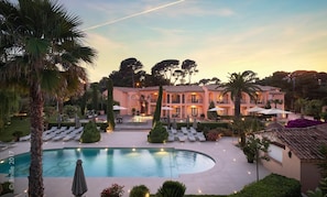 Outdoor pool, sun loungers