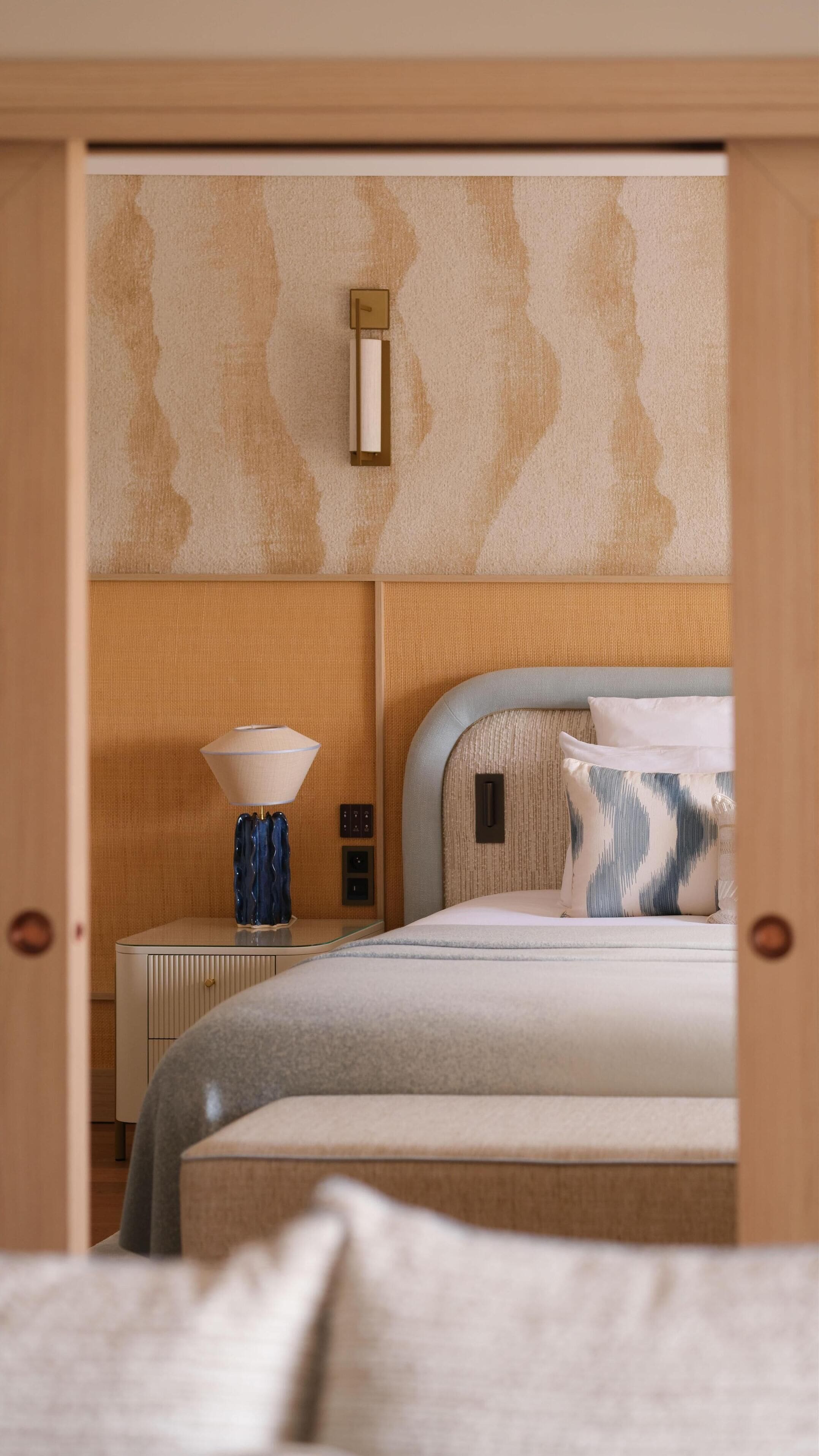 Suite, vistes a la piscina | Minibar, caixa forta a l'habitació, escriptori i cortines opaques 