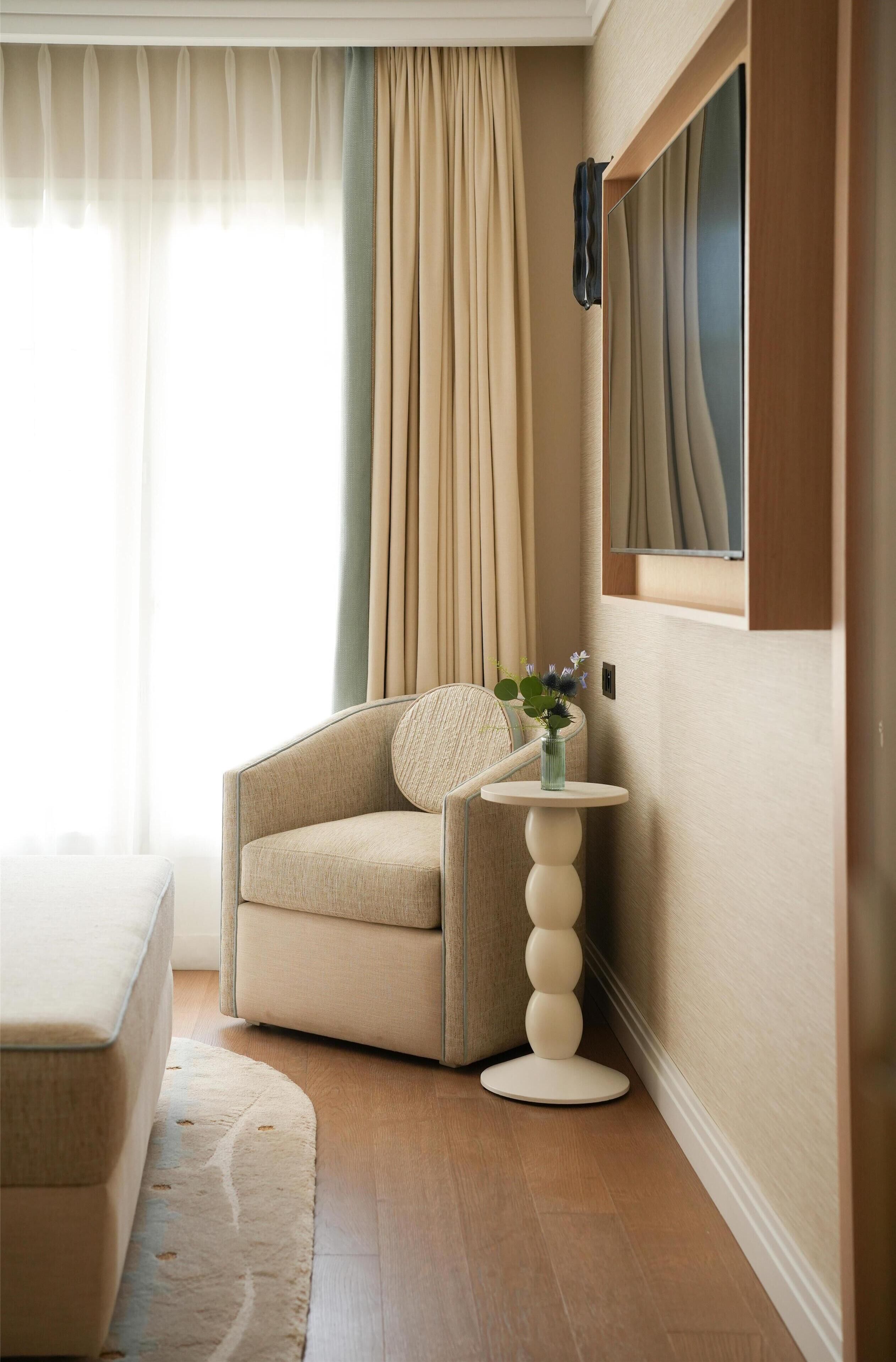 Habitació prèmium | Minibar, caixa forta a l'habitació, escriptori i cortines opaques 