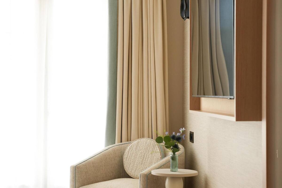 Premium Room | Minibar, in-room safe, desk, blackout drapes