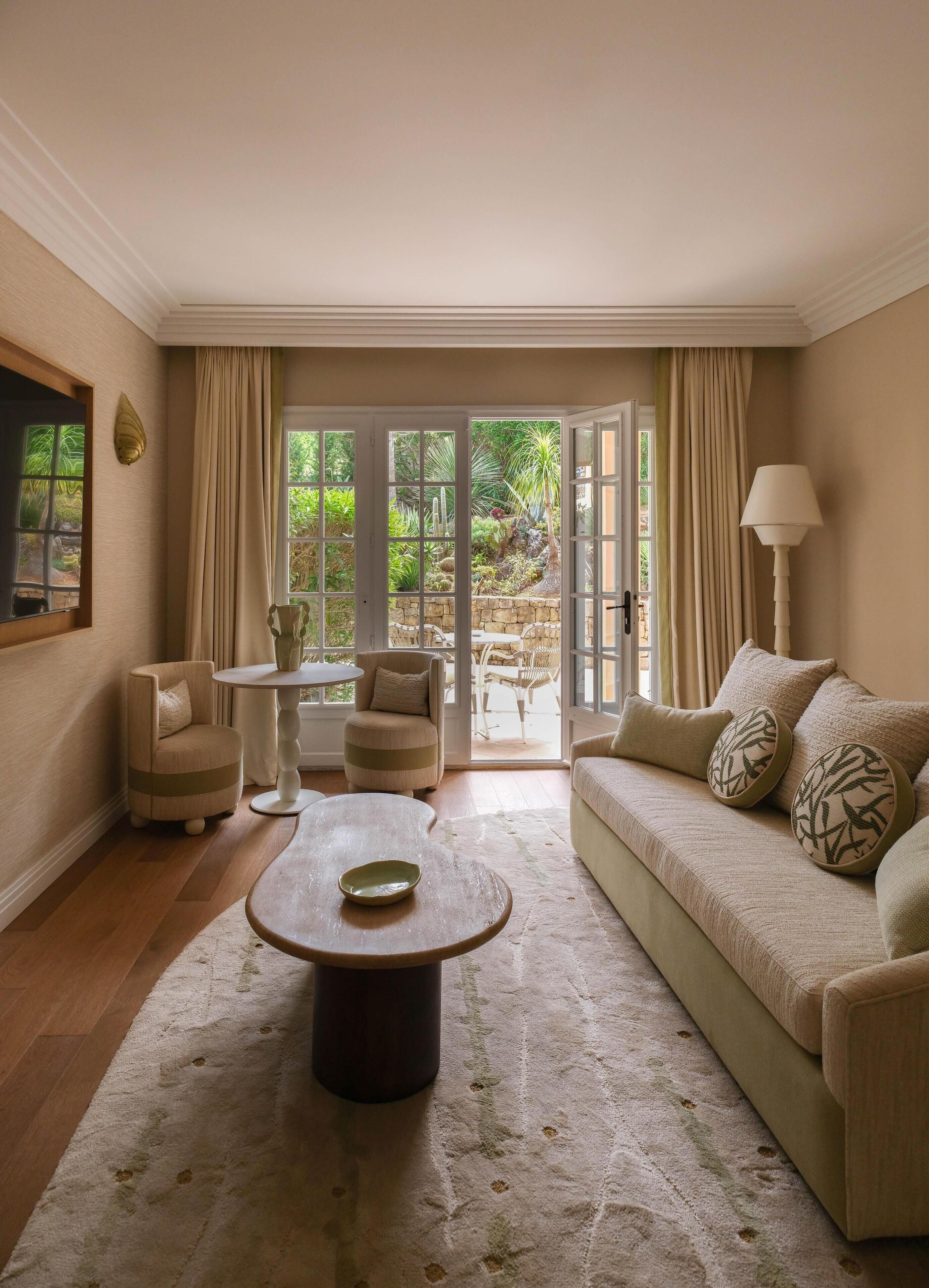 Suite, uitzicht op tuin | Luxe beddengoed, een minibar, een kluis op de kamer, een bureau