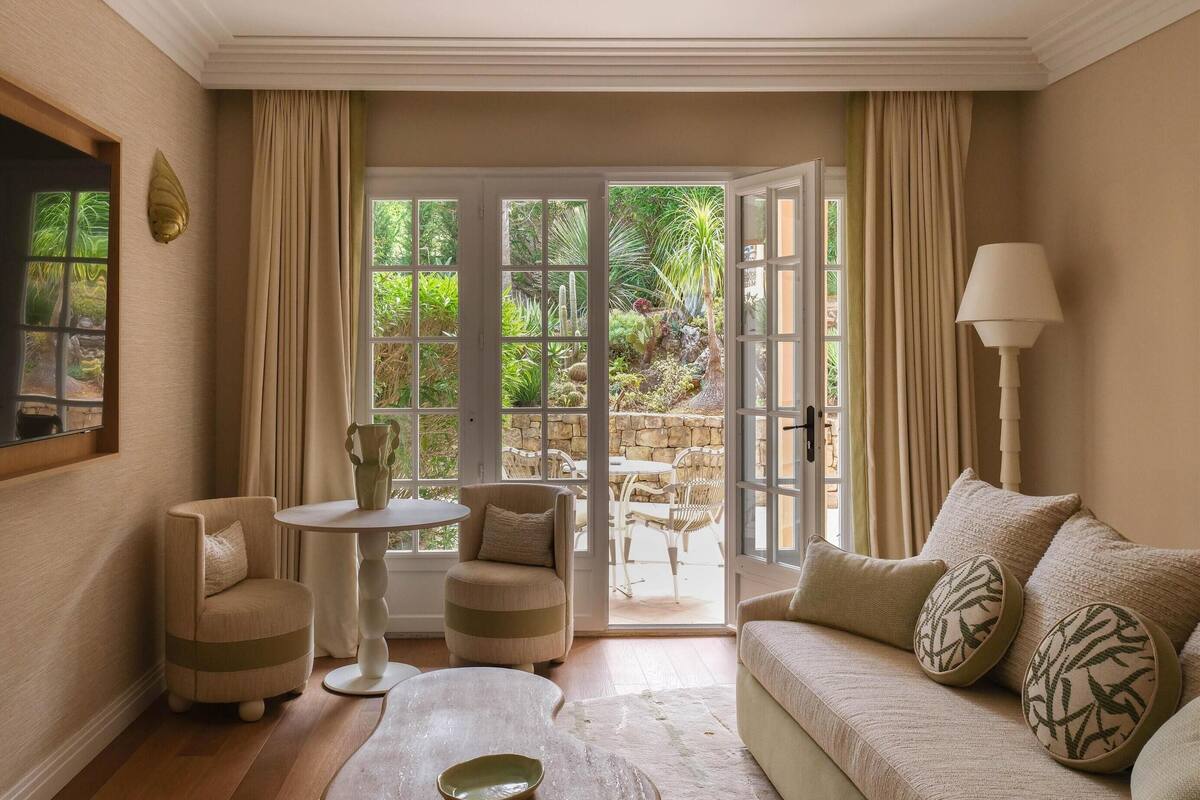 Suite, Garden View | Minibar, in-room safe, desk, blackout drapes